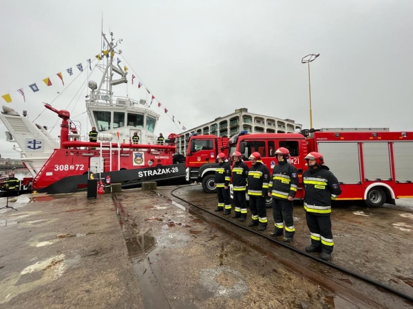 Strażak-28 ochrzczony i z banderą [FOTO]-GospodarkaMorska.pl
