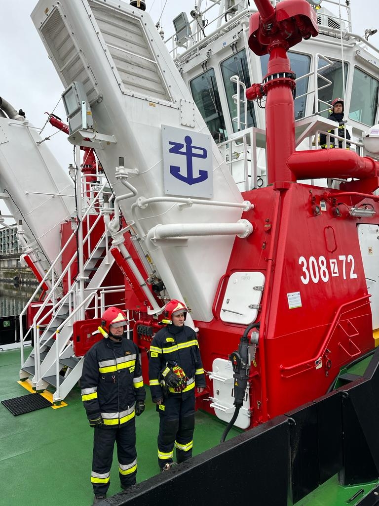 Strażak-28 ochrzczony i z banderą [FOTO]-GospodarkaMorska.pl