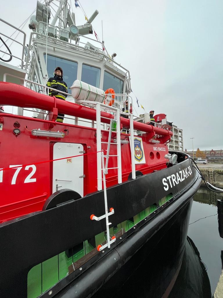 Strażak-28 ochrzczony i z banderą [FOTO]-GospodarkaMorska.pl