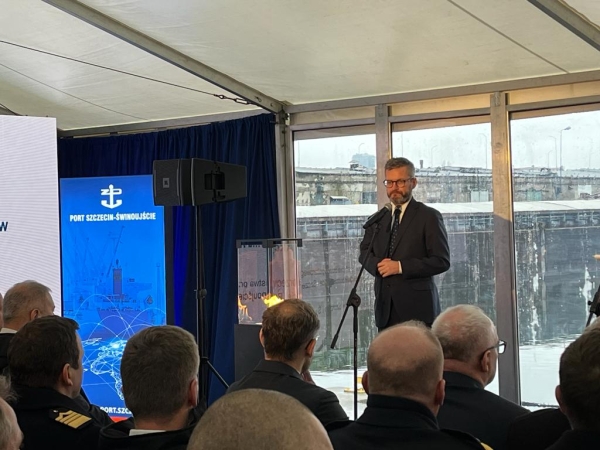 Strażak-28 ochrzczony i z banderą [FOTO]-GospodarkaMorska.pl