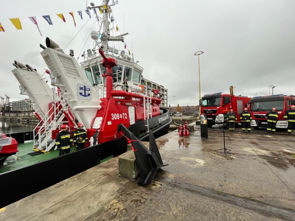 Strażak-28 ochrzczony i z banderą [FOTO]-GospodarkaMorska.pl