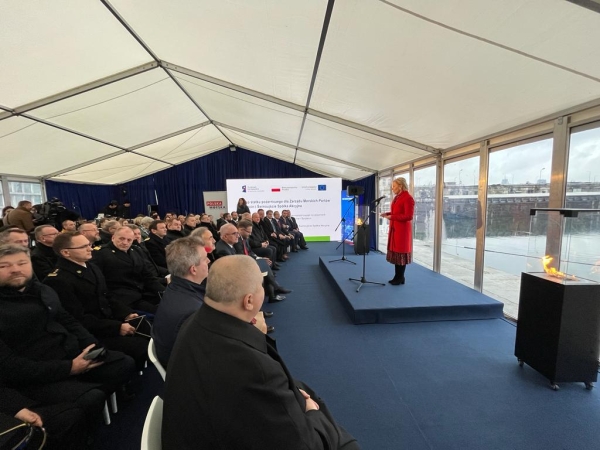 Strażak-28 ochrzczony i z banderą [FOTO]-GospodarkaMorska.pl