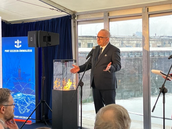 Strażak-28 ochrzczony i z banderą [FOTO]-GospodarkaMorska.pl