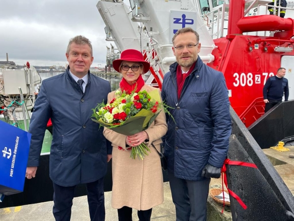 Strażak-28 ochrzczony i z banderą [FOTO]-GospodarkaMorska.pl