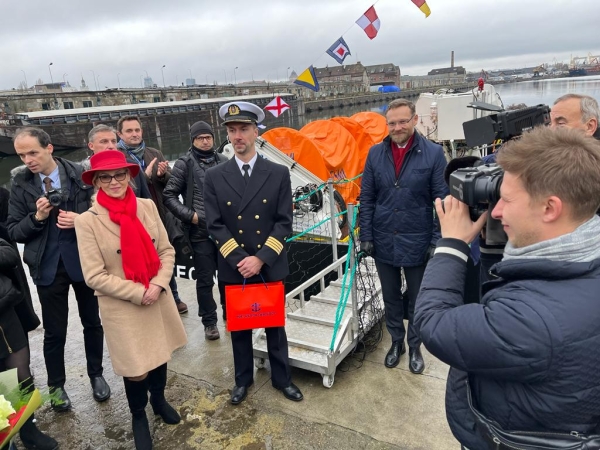 Strażak-28 ochrzczony i z banderą [FOTO]-GospodarkaMorska.pl