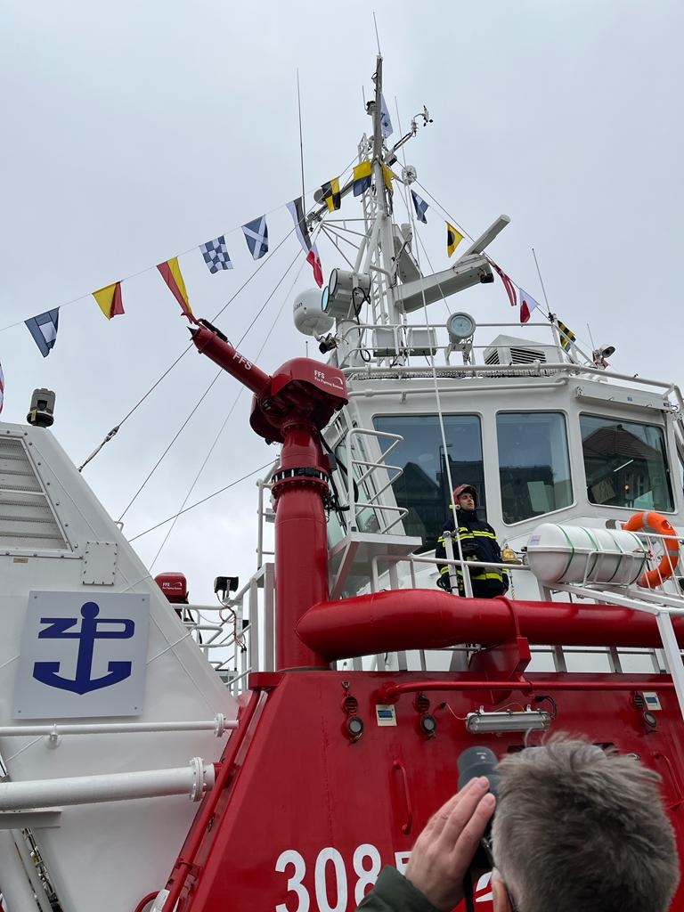 Strażak-28 ochrzczony i z banderą [FOTO]-GospodarkaMorska.pl