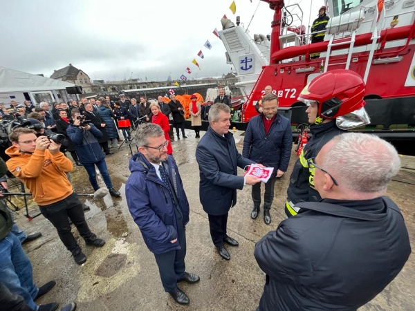 Strażak-28 ochrzczony i z banderą [FOTO]-GospodarkaMorska.pl