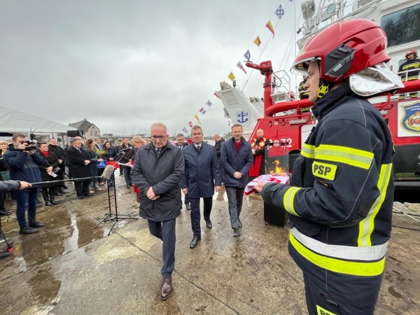 Strażak-28 ochrzczony i z banderą [FOTO]-GospodarkaMorska.pl
