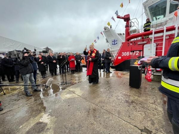 Strażak-28 ochrzczony i z banderą [FOTO]-GospodarkaMorska.pl