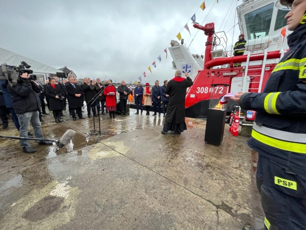 Strażak-28 ochrzczony i z banderą [FOTO]-GospodarkaMorska.pl