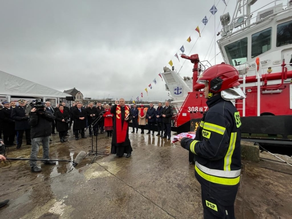 Strażak-28 ochrzczony i z banderą [FOTO]-GospodarkaMorska.pl
