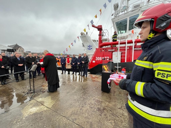Strażak-28 ochrzczony i z banderą [FOTO]-GospodarkaMorska.pl