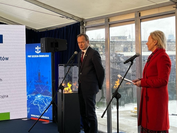 Strażak-28 ochrzczony i z banderą [FOTO]-GospodarkaMorska.pl