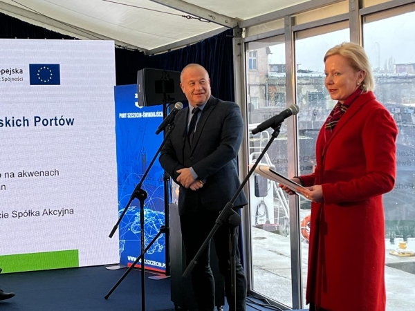 Strażak-28 ochrzczony i z banderą [FOTO]-GospodarkaMorska.pl