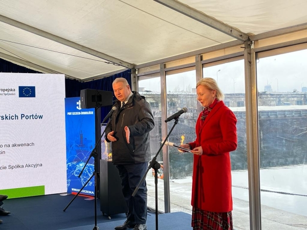 Strażak-28 ochrzczony i z banderą [FOTO]-GospodarkaMorska.pl