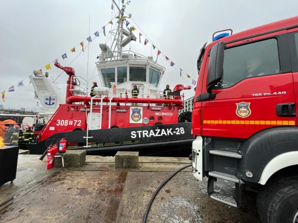 Strażak-28 ochrzczony i z banderą [FOTO]-GospodarkaMorska.pl