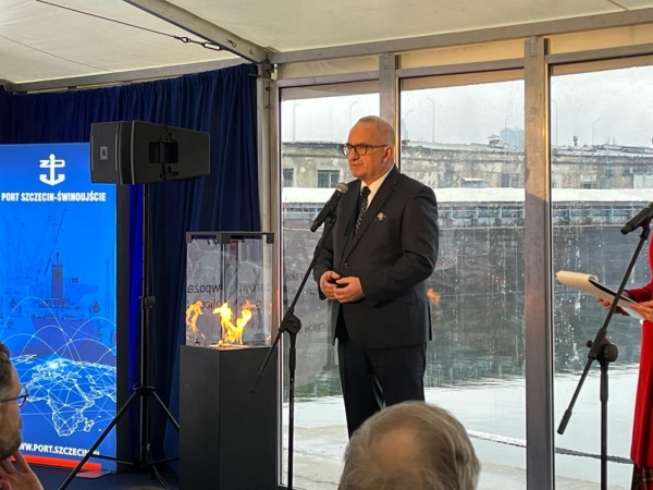 Strażak-28 ochrzczony i z banderą [FOTO]-GospodarkaMorska.pl