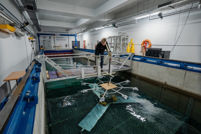 Uczniowie tworzyli i testowali pływające platformy dla farm wiatrowych [WIDEO]-GospodarkaMorska.pl