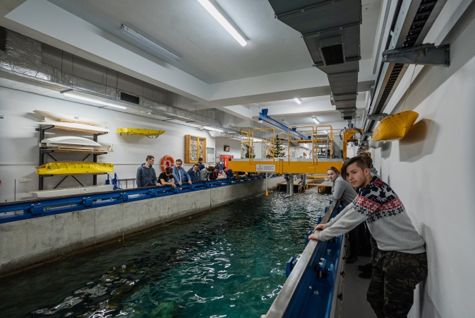 Uczniowie tworzyli i testowali pływające platformy dla farm wiatrowych [WIDEO]-GospodarkaMorska.pl