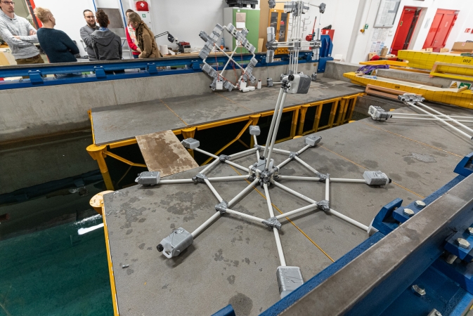 Uczniowie tworzyli i testowali pływające platformy dla farm wiatrowych [WIDEO]-GospodarkaMorska.pl