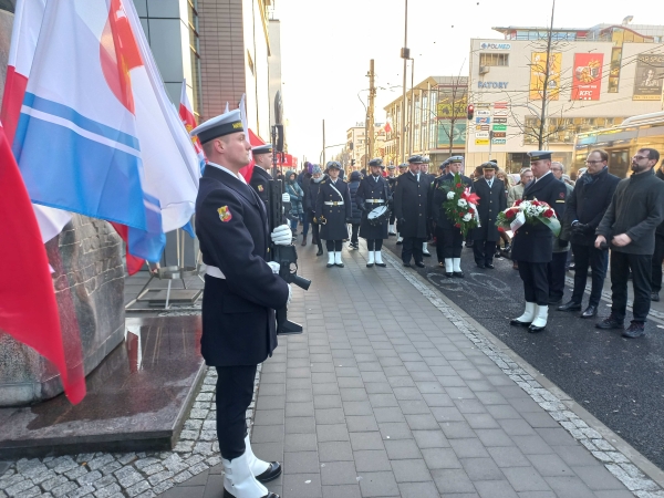 Eugeniusz Kwiatkowski. Rocznicę urodzin gdynianie uczcili złożeniem kwiatów i toastem gorącą czekoladą-GospodarkaMorska.pl