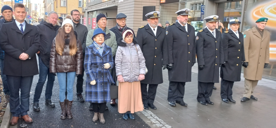 Eugeniusz Kwiatkowski. Rocznicę urodzin gdynianie uczcili złożeniem kwiatów i toastem gorącą czekoladą-GospodarkaMorska.pl
