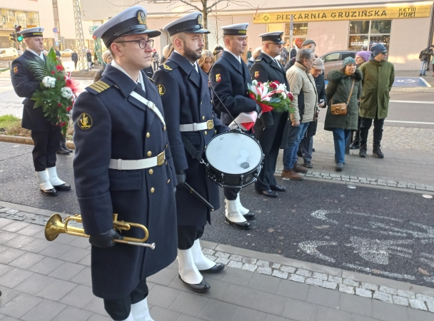 Eugeniusz Kwiatkowski. Rocznicę urodzin gdynianie uczcili złożeniem kwiatów i toastem gorącą czekoladą-GospodarkaMorska.pl