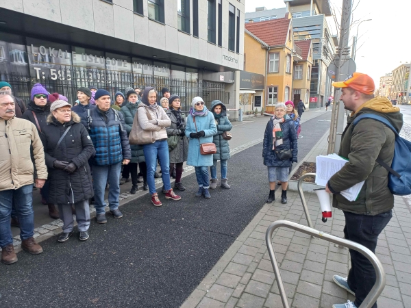 Eugeniusz Kwiatkowski. Rocznicę urodzin gdynianie uczcili złożeniem kwiatów i toastem gorącą czekoladą-GospodarkaMorska.pl