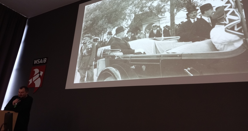 Eugeniusz Kwiatkowski. Rocznicę urodzin gdynianie uczcili złożeniem kwiatów i toastem gorącą czekoladą-GospodarkaMorska.pl
