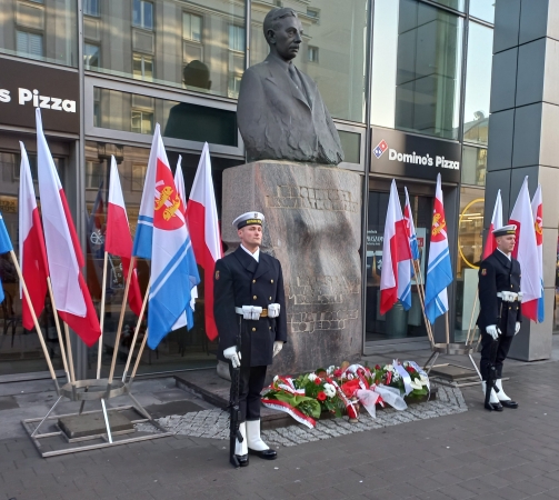 Eugeniusz Kwiatkowski. Rocznicę urodzin gdynianie uczcili złożeniem kwiatów i toastem gorącą czekoladą-GospodarkaMorska.pl