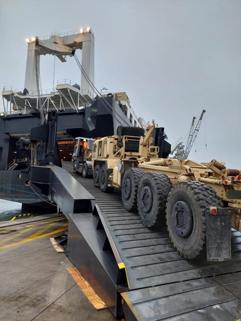 W Porcie Gdańsk załadowano ciężki sprzęt US Army [ZDJĘCIA]-GospodarkaMorska.pl
