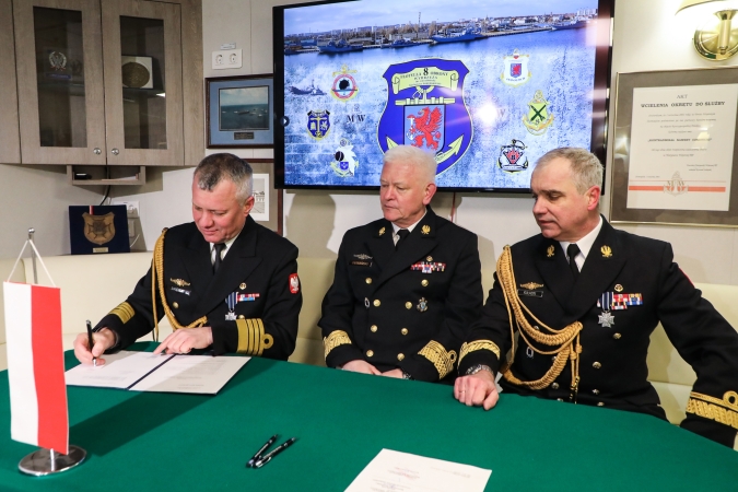 Przekazanie obowiązków dowódcy 8. Flotylli Obrony Wybrzeża [GALERIA]-GospodarkaMorska.pl