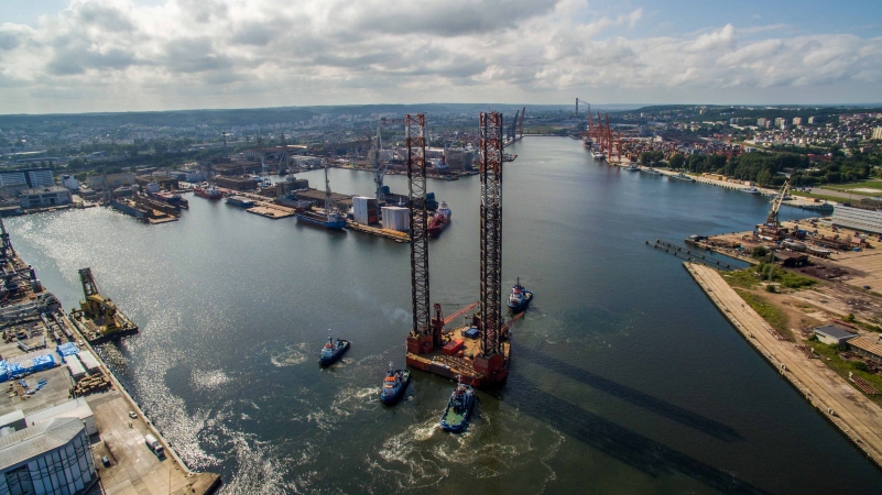 Platforma Petrobaltic wpływa SR Nauta-GospodarkaMorska.pl