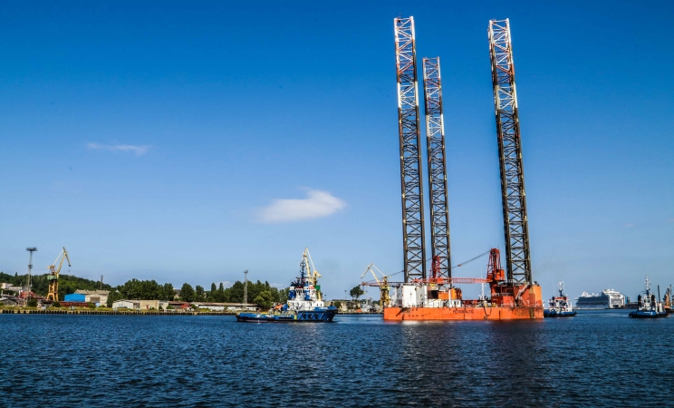 Platforma Petrobaltic wpływa SR Nauta-GospodarkaMorska.pl