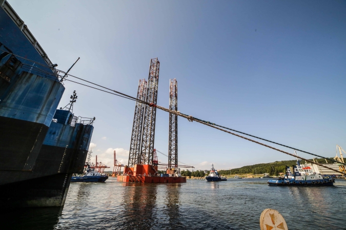 Platforma Petrobaltic wpływa SR Nauta-GospodarkaMorska.pl