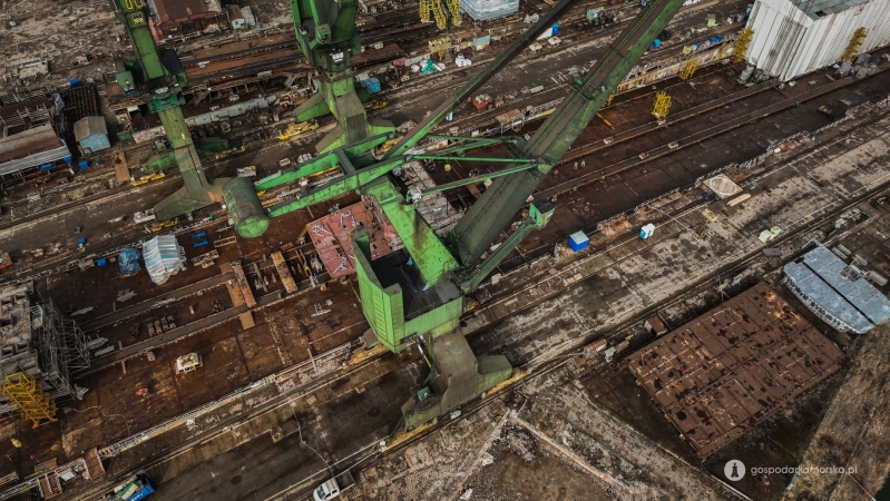 Karstensen Poland: zegarmistrzowska wymiana łożyska w jednym z kultowych gdańskich dźwigów. Na starych terenach stoczniowych znów powstają statki-GospodarkaMorska.pl