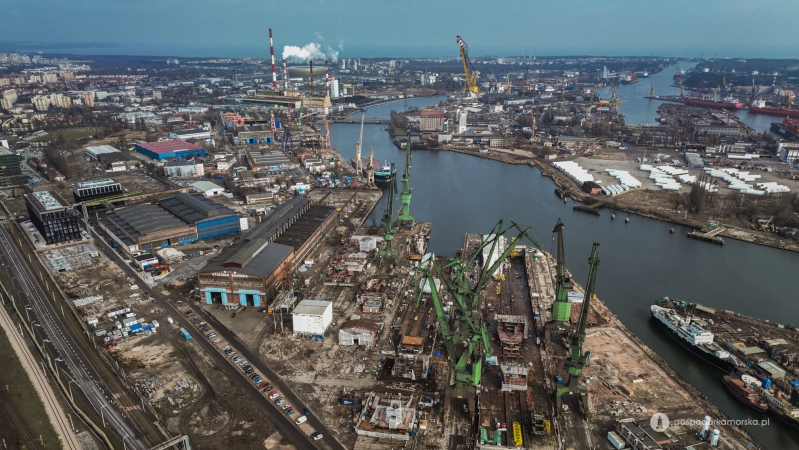 Karstensen Poland: zegarmistrzowska wymiana łożyska w jednym z kultowych gdańskich dźwigów. Na starych terenach stoczniowych znów powstają statki-GospodarkaMorska.pl