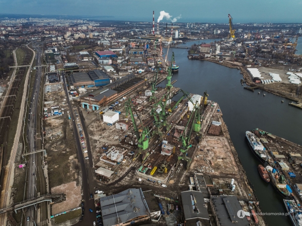 Karstensen Poland: zegarmistrzowska wymiana łożyska w jednym z kultowych gdańskich dźwigów. Na starych terenach stoczniowych znów powstają statki-GospodarkaMorska.pl