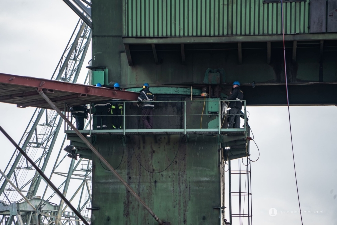 Karstensen Poland: zegarmistrzowska wymiana łożyska w jednym z kultowych gdańskich dźwigów. Na starych terenach stoczniowych znów powstają statki-GospodarkaMorska.pl