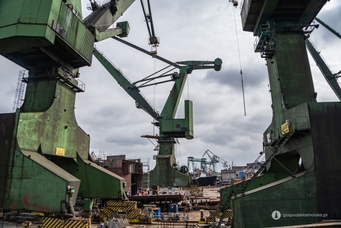 Karstensen Poland: zegarmistrzowska wymiana łożyska w jednym z kultowych gdańskich dźwigów. Na starych terenach stoczniowych znów powstają statki-GospodarkaMorska.pl
