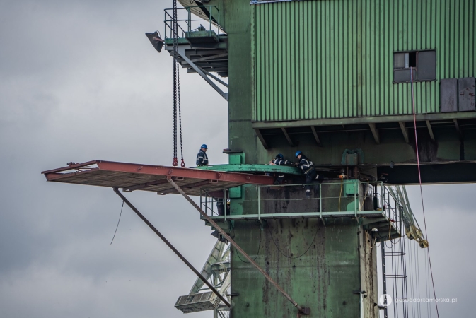 Karstensen Poland: zegarmistrzowska wymiana łożyska w jednym z kultowych gdańskich dźwigów. Na starych terenach stoczniowych znów powstają statki-GospodarkaMorska.pl