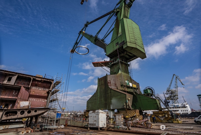 Karstensen Poland: zegarmistrzowska wymiana łożyska w jednym z kultowych gdańskich dźwigów. Na starych terenach stoczniowych znów powstają statki-GospodarkaMorska.pl