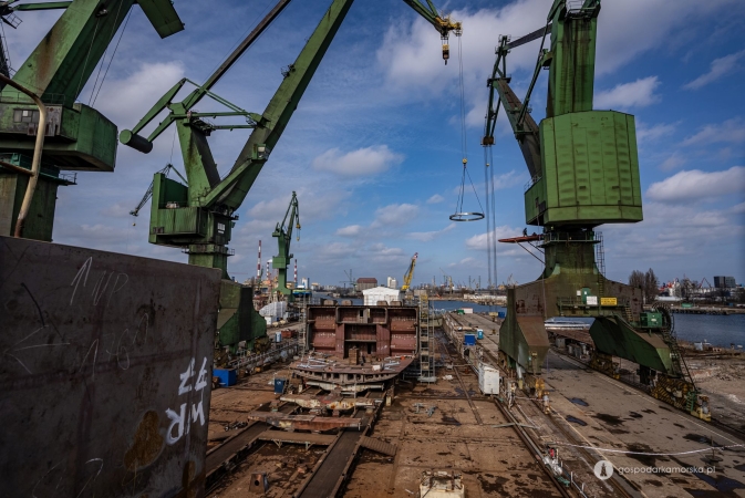 Karstensen Poland: zegarmistrzowska wymiana łożyska w jednym z kultowych gdańskich dźwigów. Na starych terenach stoczniowych znów powstają statki-GospodarkaMorska.pl
