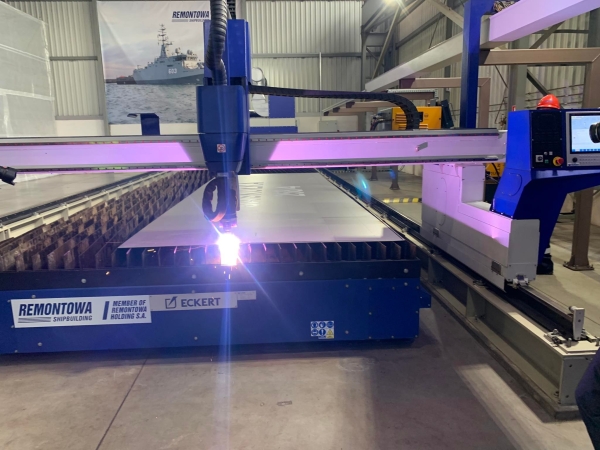 ORP Jaskółka już powstaje. Ceremonia cięcia blach pod budowę czwartego Kormorana-GospodarkaMorska.pl