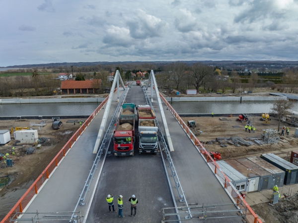 Most w Nowakowie po próbach obciążeniowych. To kolejna inwestycja w związku z Mierzeją Wiślaną-GospodarkaMorska.pl