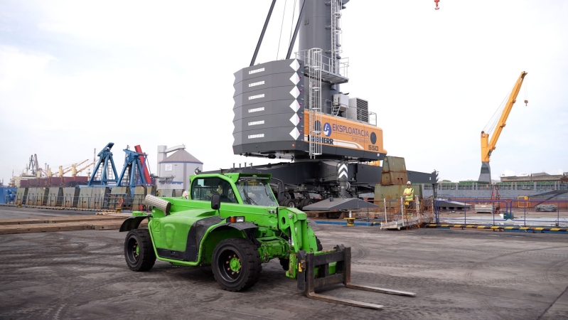 PG Eksploatacja: nowy żuraw już przypłynął, lada moment zacznie pracę-GospodarkaMorska.pl