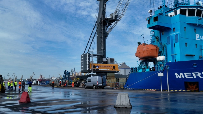 PG Eksploatacja: nowy żuraw już przypłynął, lada moment zacznie pracę-GospodarkaMorska.pl