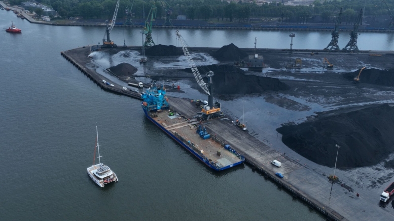 PG Eksploatacja: nowy żuraw już przypłynął, lada moment zacznie pracę-GospodarkaMorska.pl