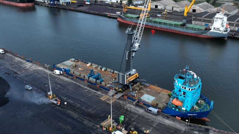 PG Eksploatacja: nowy żuraw już przypłynął, lada moment zacznie pracę-GospodarkaMorska.pl