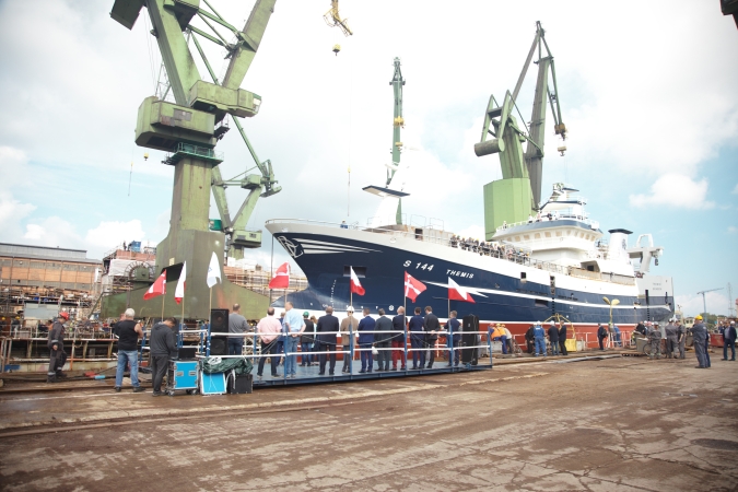 Podwójne wodowanie w Naucie-GospodarkaMorska.pl